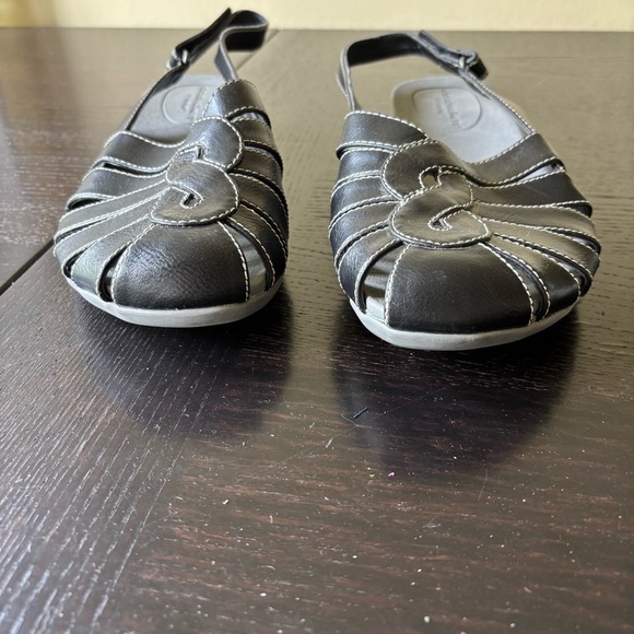 Cloudwalkers Aimee Black Strappy adjustable closed toe flat sandals - Picture 4 of 11
